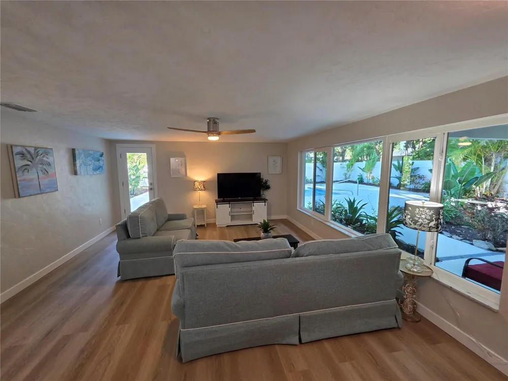 63 OAKWOOD DRIVE Dunedin, FL 34698