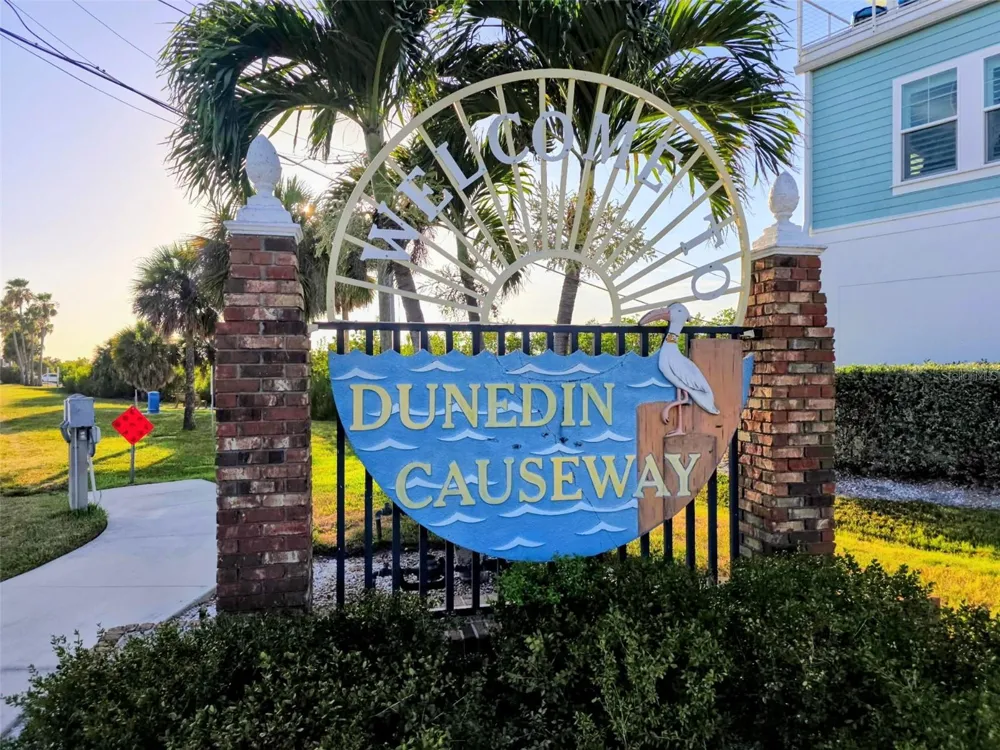 63 OAKWOOD DRIVE Dunedin, FL 34698