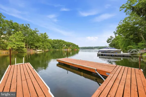 1003 LAKEVIEW DRIVE