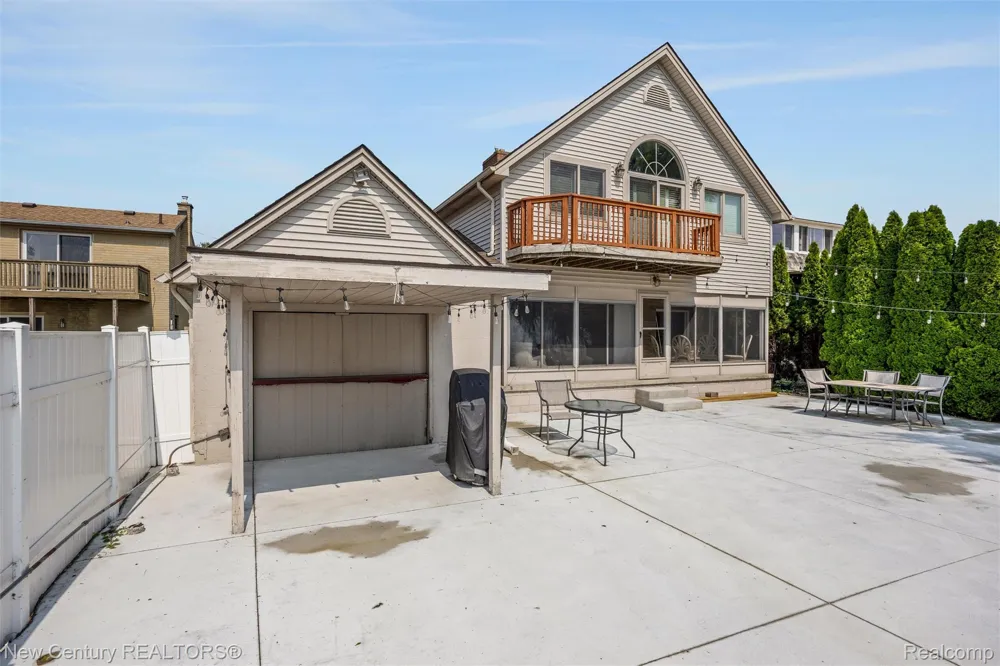 34338 Jefferson Avenue Harrison Charter Township, MI 48045