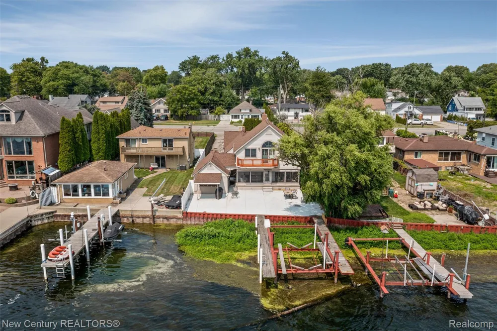 34338 Jefferson Avenue Harrison Charter Township, MI 48045