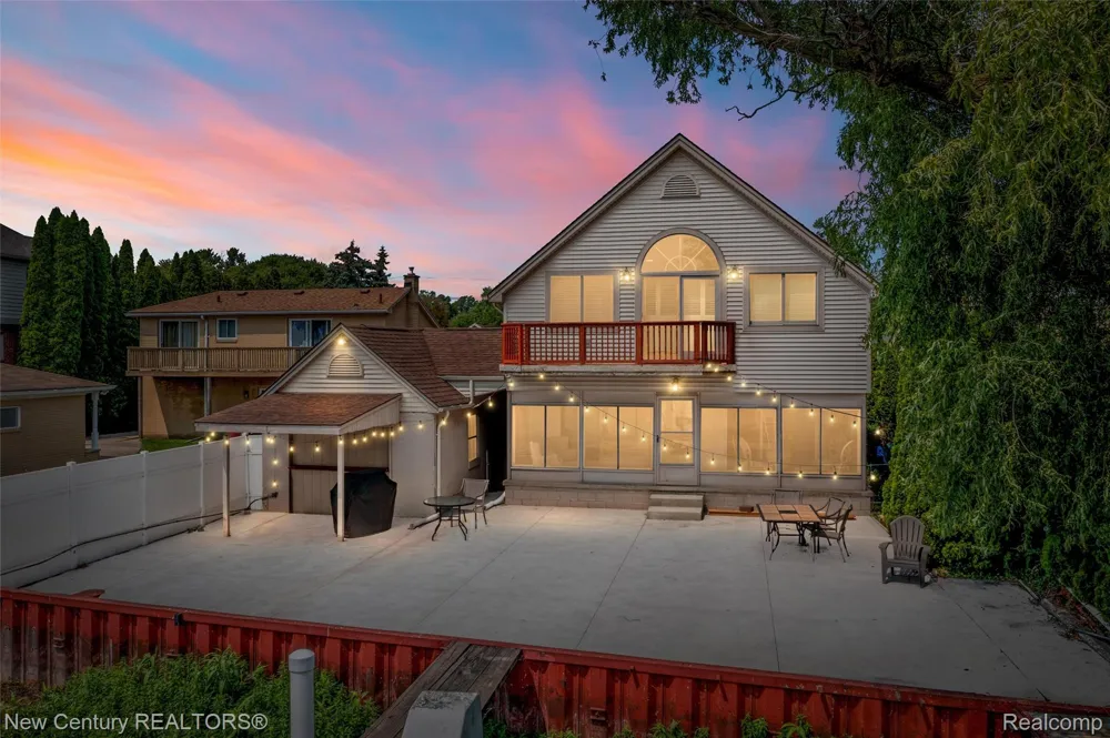 34338 Jefferson Avenue Harrison Charter Township, MI 48045