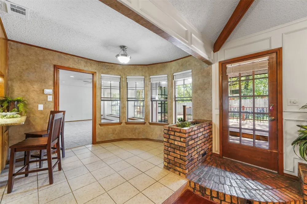 2323 Brookside Drive Arlington, TX 76012