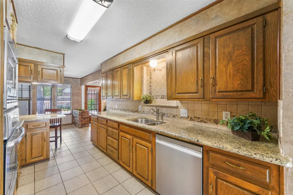 2323 Brookside Drive Arlington, TX 76012
