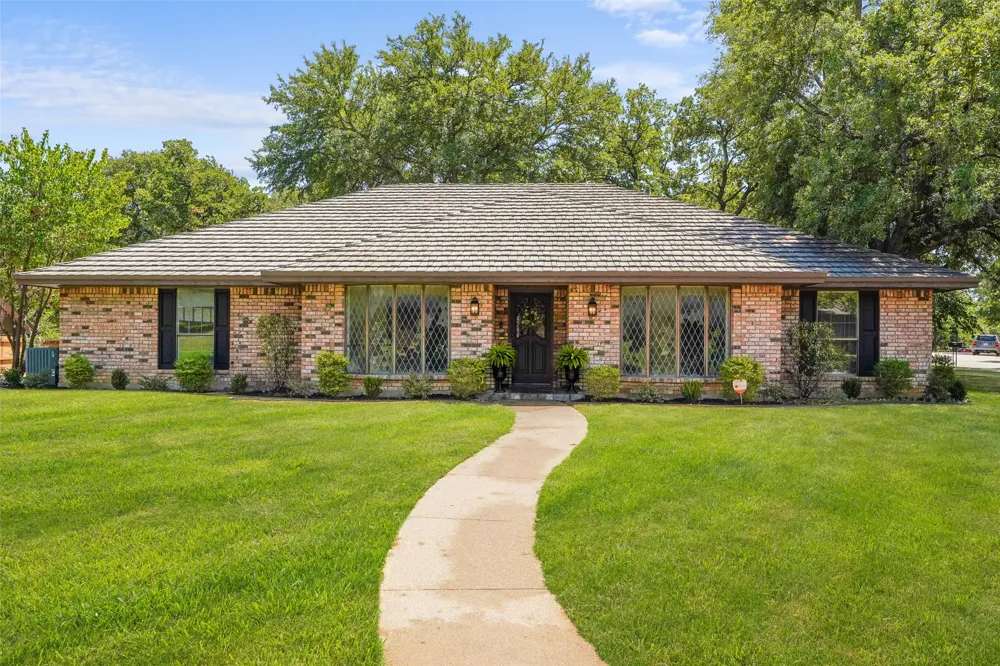 2323 Brookside Drive Arlington, TX 76012