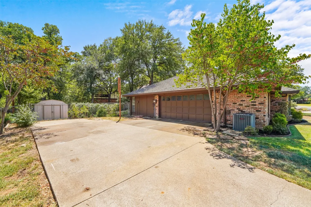 2323 Brookside Drive Arlington, TX 76012