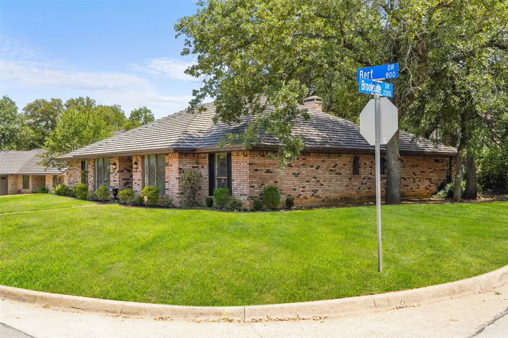 2323 Brookside Drive Arlington, TX 76012