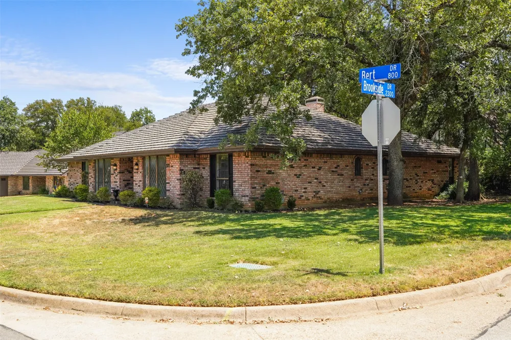 2323 Brookside Drive Arlington, TX 76012