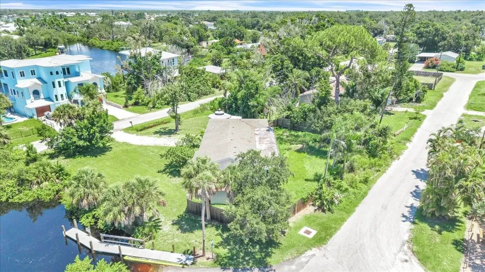 807 LUCILLE AVENUE Nokomis, FL 34275
