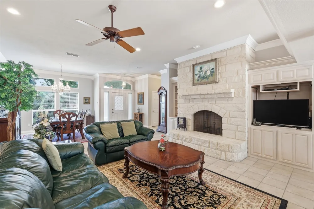 144 Saddle Brook Drive Hudson Oaks, TX 76087