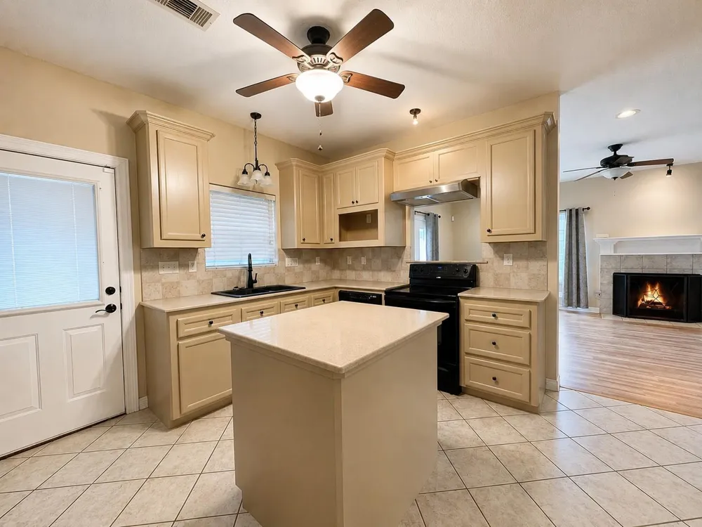 2204 Springwood Dr Brenham, TX 77833
