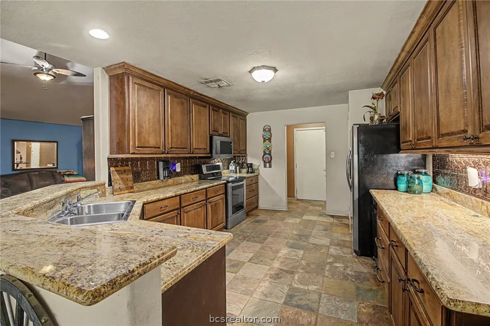 6128 County Road 358 Gause, TX 77857