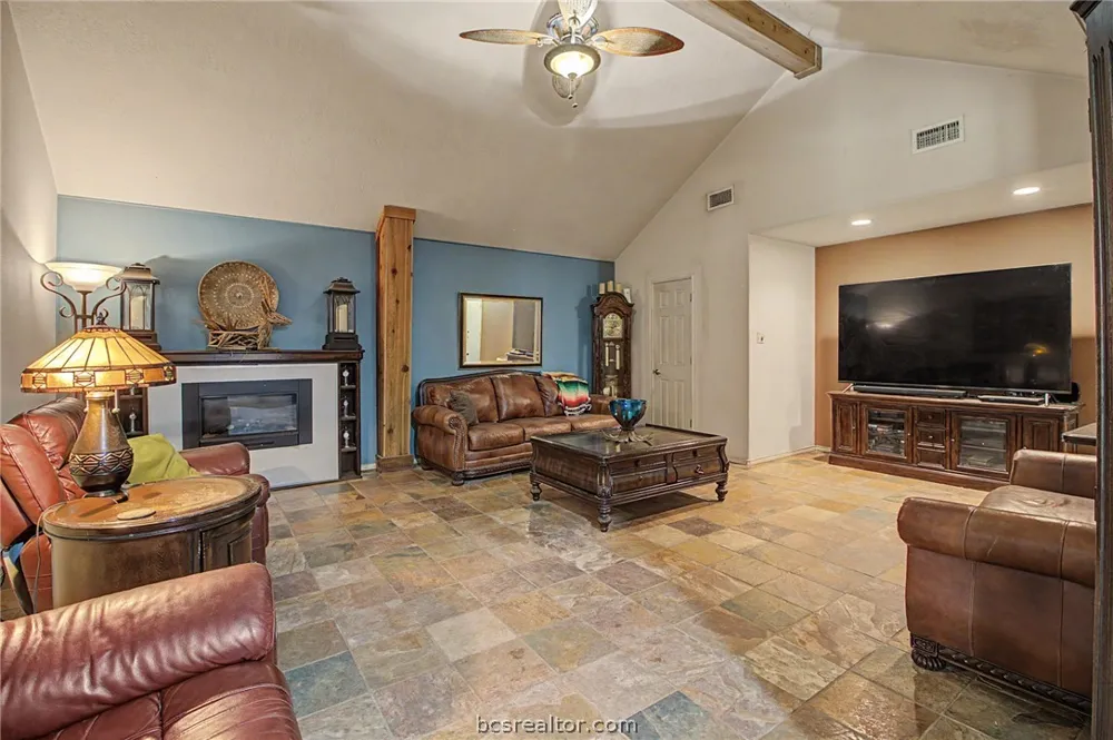 6128 County Road 358 Gause, TX 77857