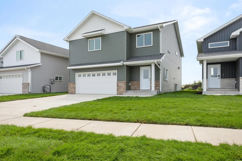 2611 38 AVENUE S Moorhead, MN 56560