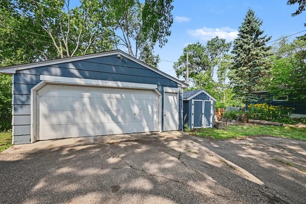 2733 Parkview Boulevard Robbinsdale, MN 55422