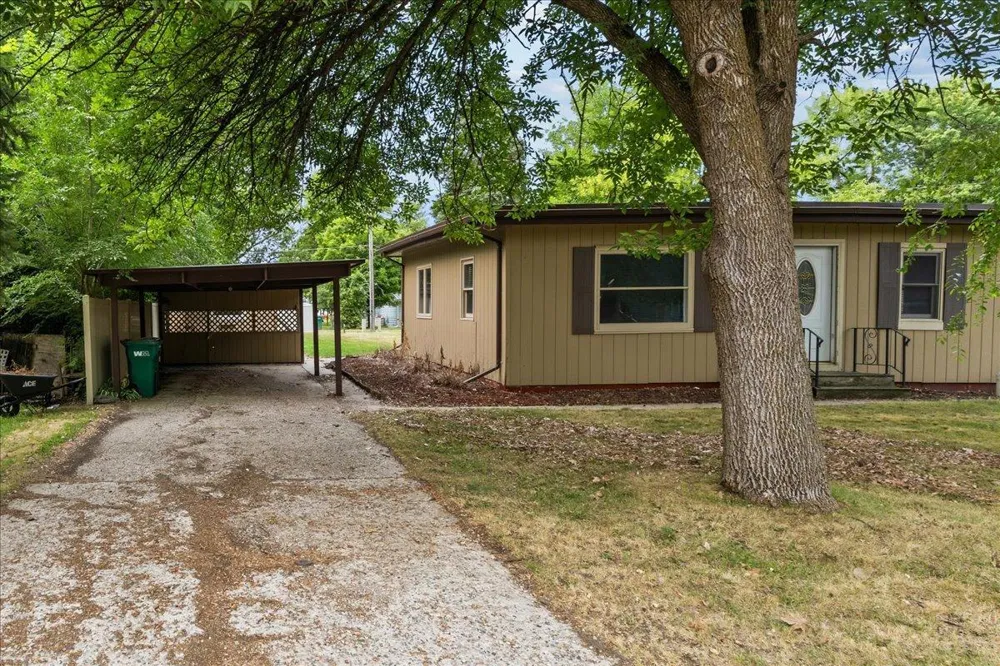 609 Center Street S Wahpeton, ND 58075