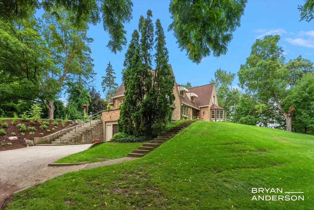 1830 Bridge Street NW Grand Rapids, MI 49504