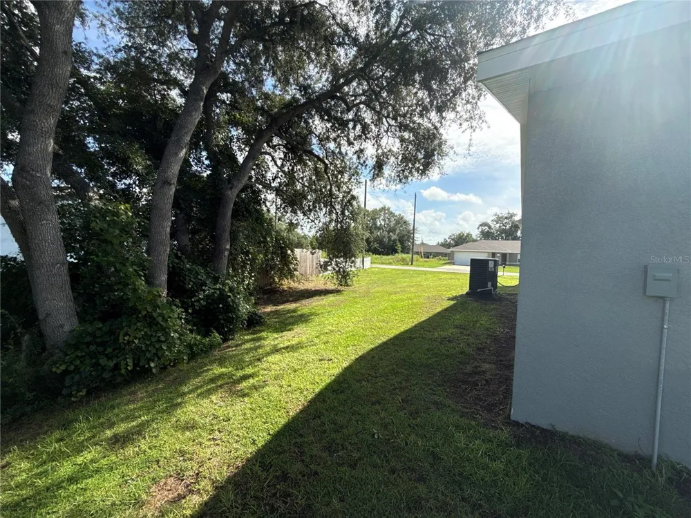 22 MALAUKA CIRCLE Ocklawaha, FL 32179