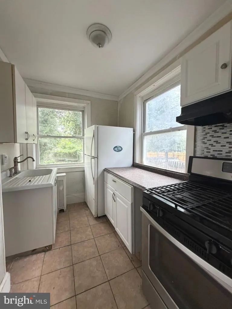 2206 LYNDHURST AVENUE Baltimore, MD 21216