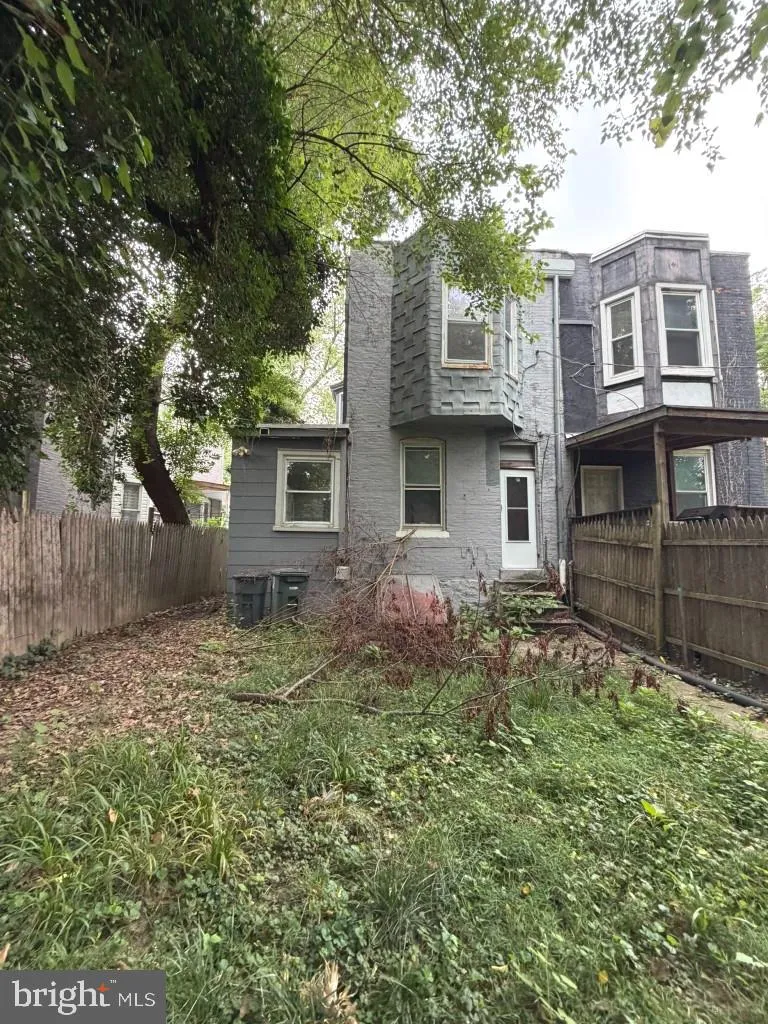 2206 LYNDHURST AVENUE Baltimore, MD 21216