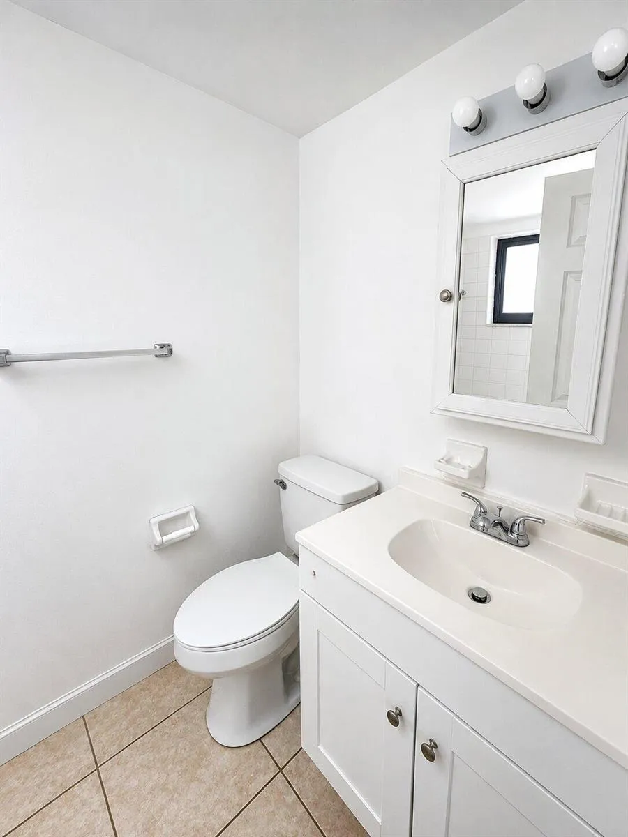 2201 NE 36TH STREET #102 Lighthouse Point, FL 33064