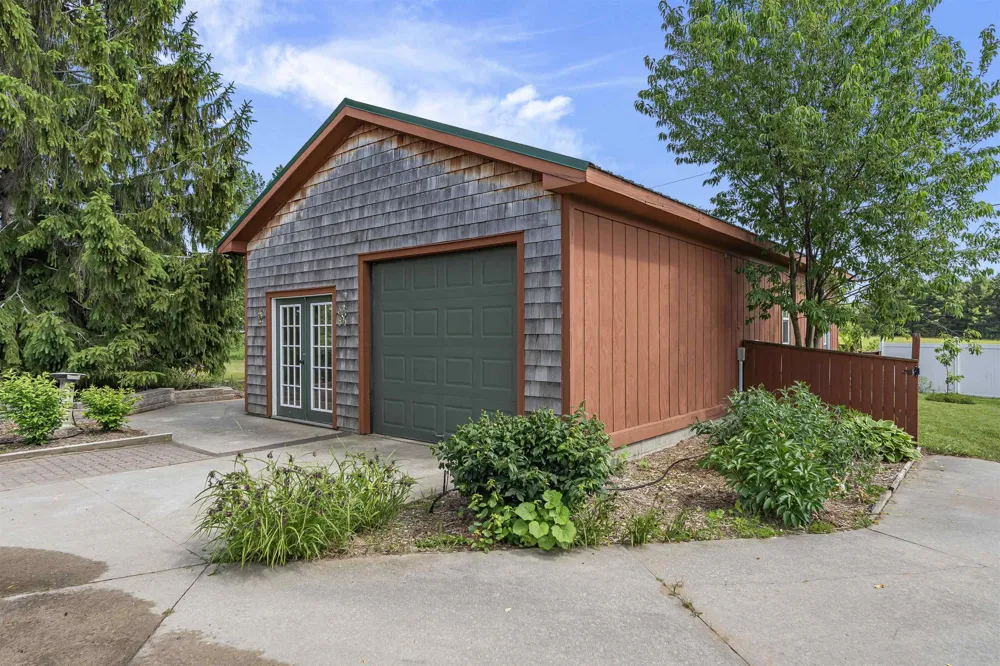 9390 S Lake Leelanau Drive Elmwood Charter Township, MI 49684