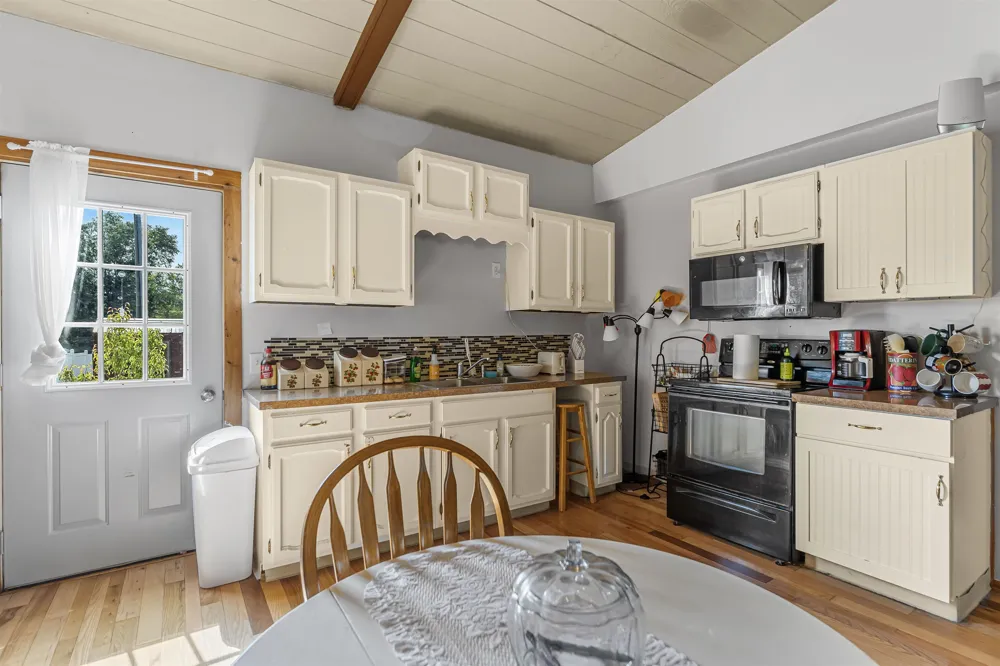 9390 S Lake Leelanau Drive Elmwood Charter Township, MI 49684