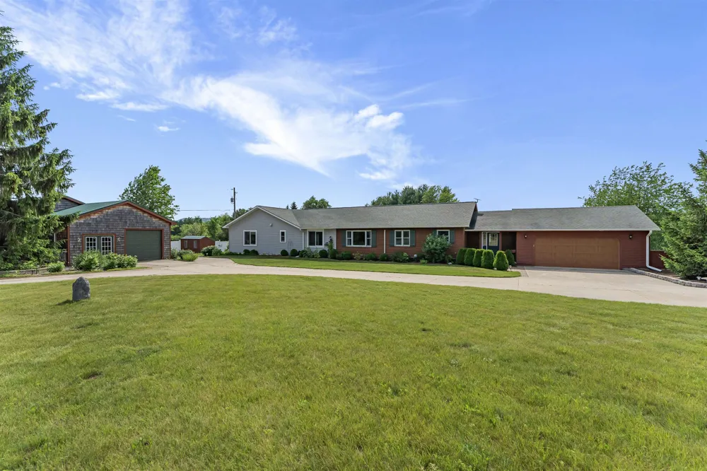 9390 S Lake Leelanau Drive Elmwood Charter Township, MI 49684