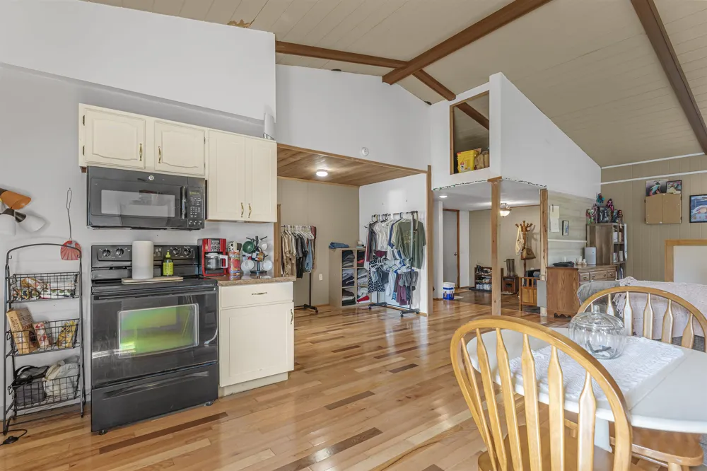 9390 S Lake Leelanau Drive Elmwood Charter Township, MI 49684