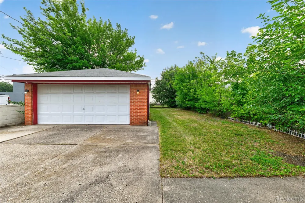 8847 Woodbine Redford Charter Township, MI 48239