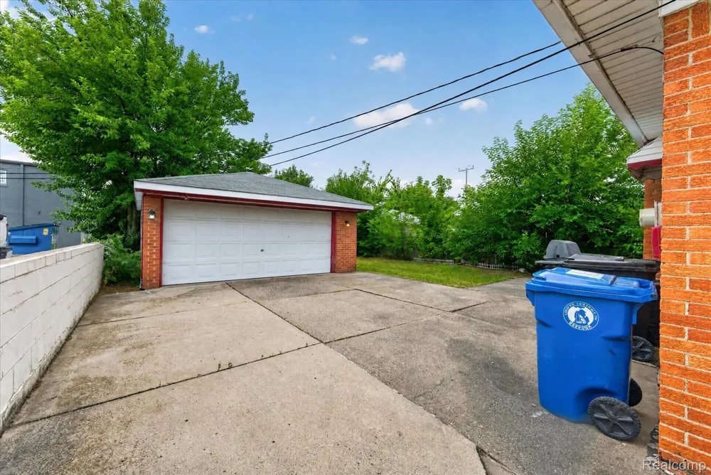 8847 Woodbine Redford Charter Township, MI 48239