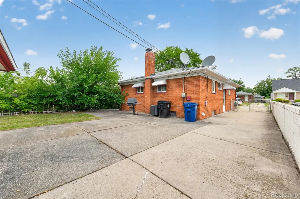 8847 Woodbine Redford Charter Township, MI 48239