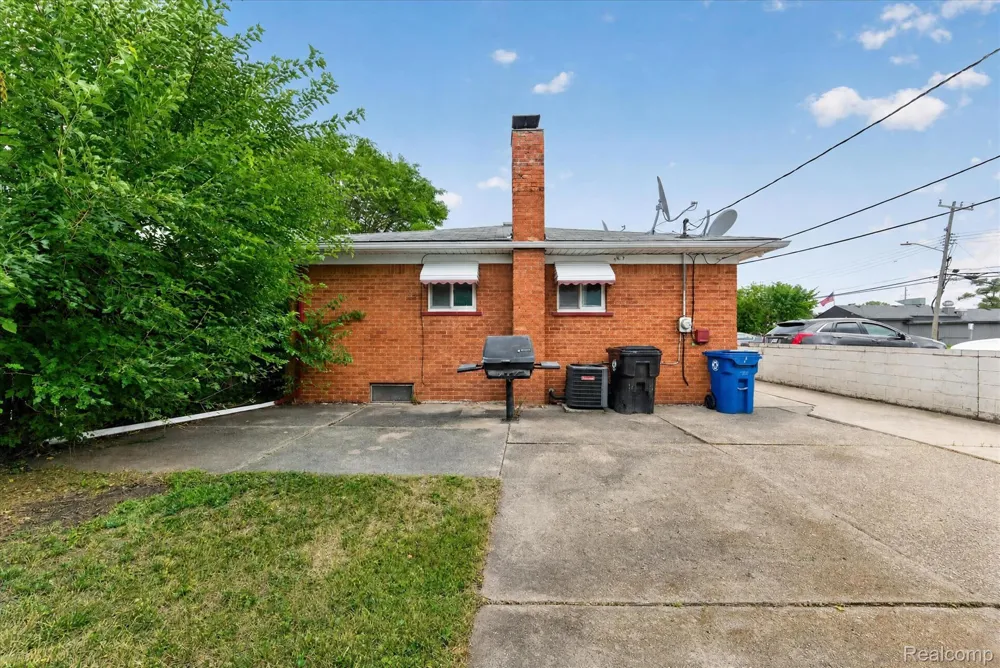 8847 Woodbine Redford Charter Township, MI 48239