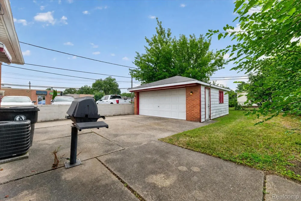 8847 Woodbine Redford Charter Township, MI 48239