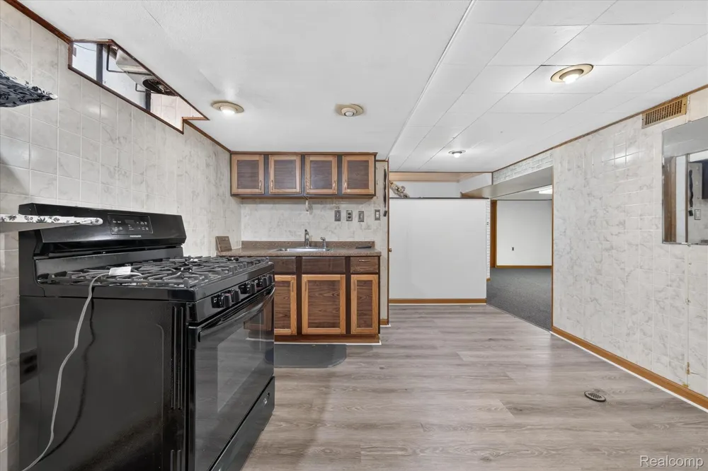 8847 Woodbine Redford Charter Township, MI 48239