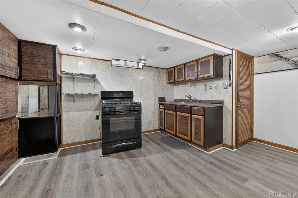 8847 Woodbine Redford Charter Township, MI 48239