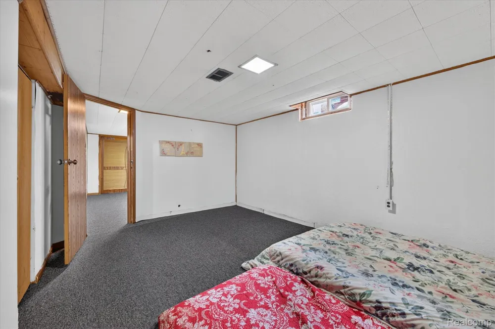8847 Woodbine Redford Charter Township, MI 48239