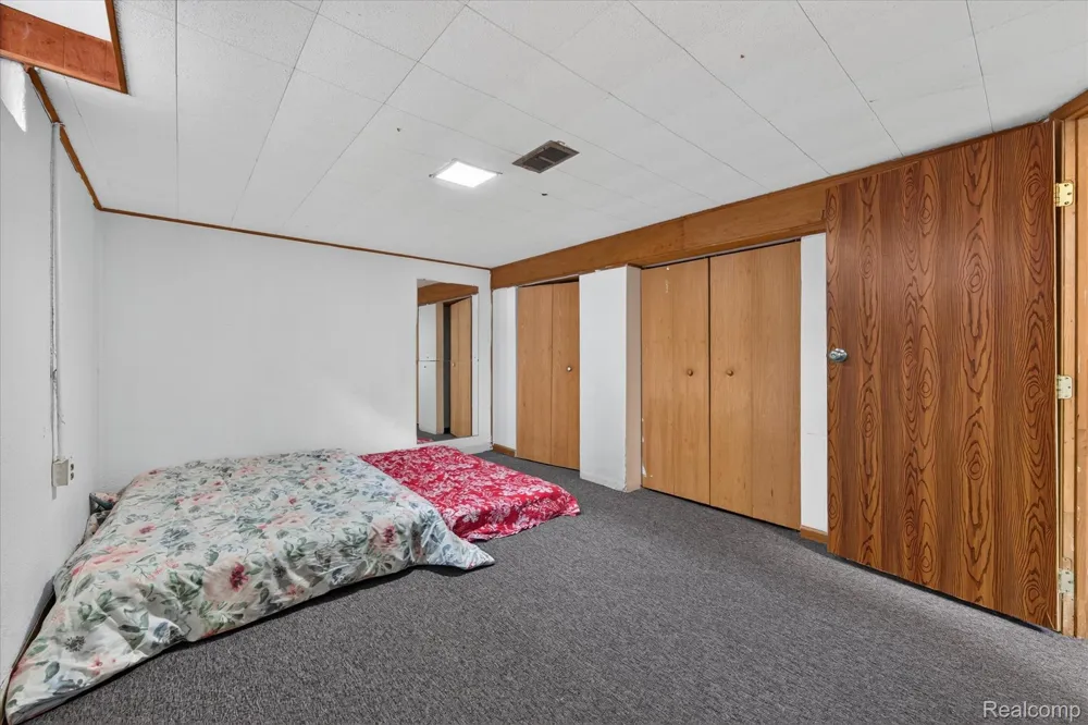 8847 Woodbine Redford Charter Township, MI 48239