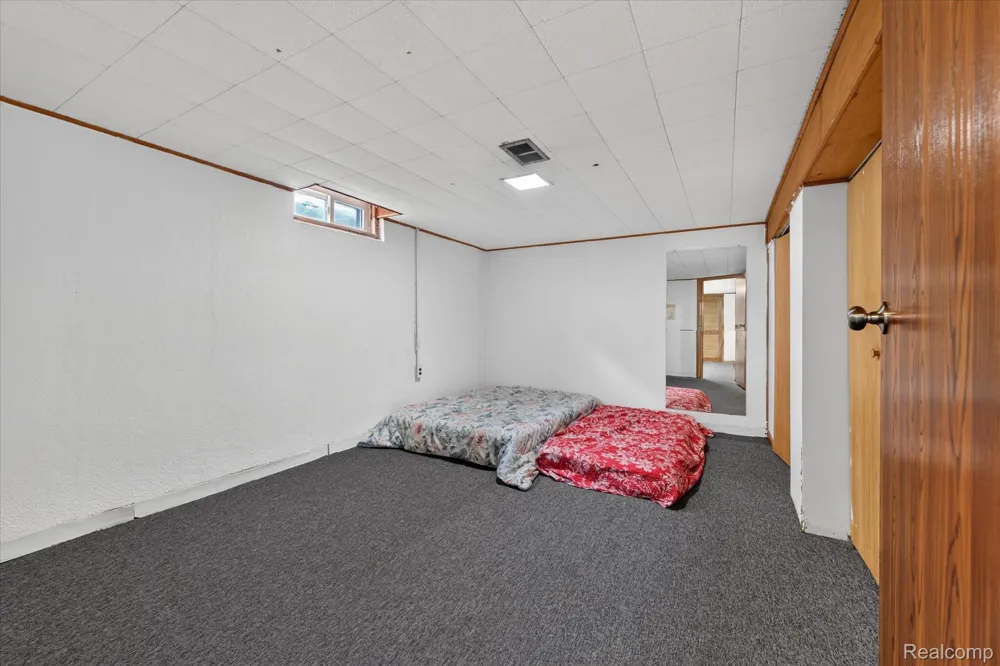 8847 Woodbine Redford Charter Township, MI 48239