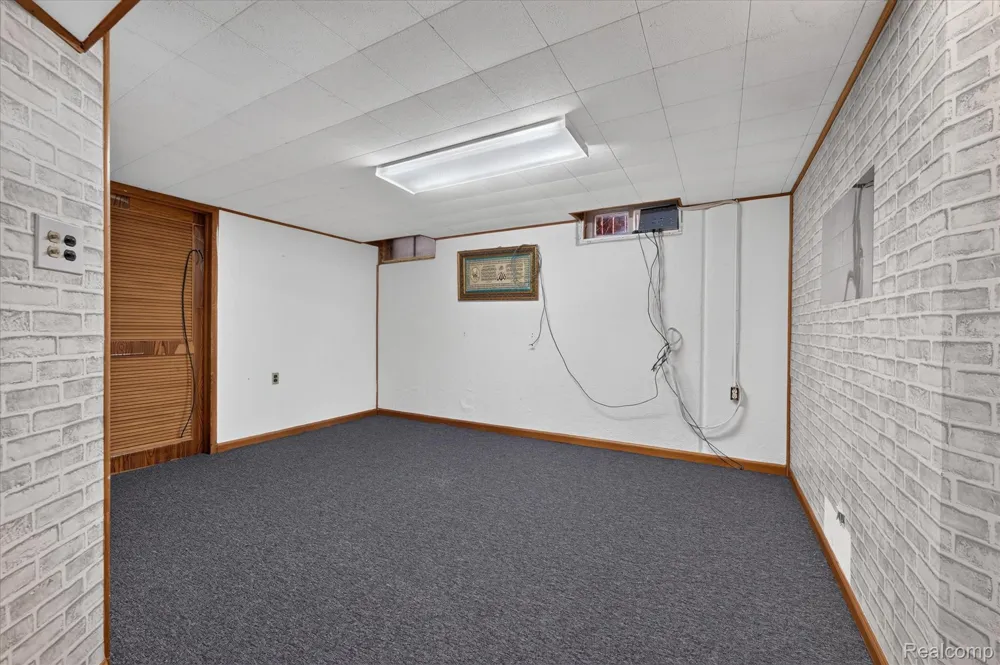 8847 Woodbine Redford Charter Township, MI 48239