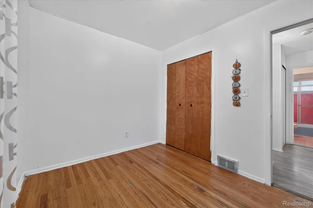8847 Woodbine Redford Charter Township, MI 48239