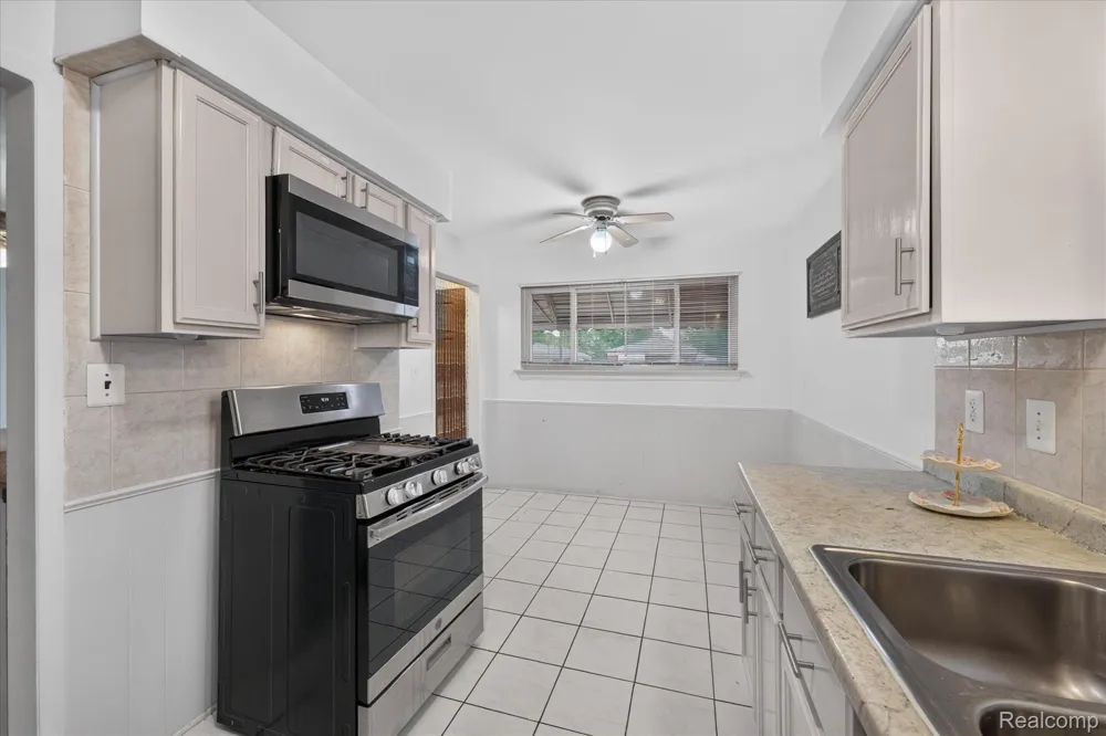 8847 Woodbine Redford Charter Township, MI 48239