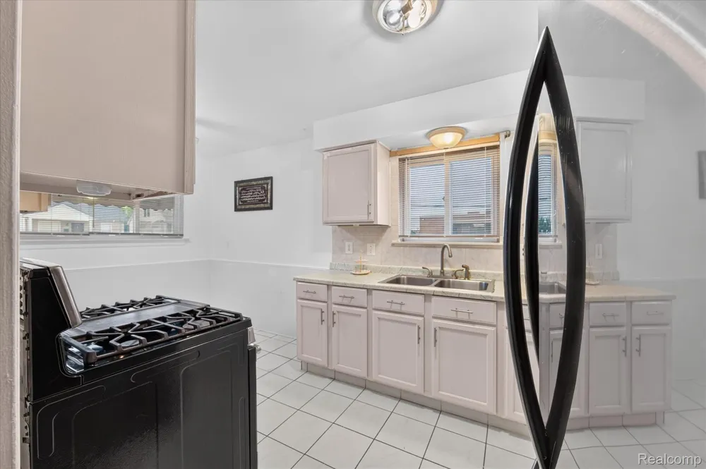 8847 Woodbine Redford Charter Township, MI 48239