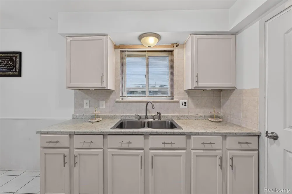 8847 Woodbine Redford Charter Township, MI 48239