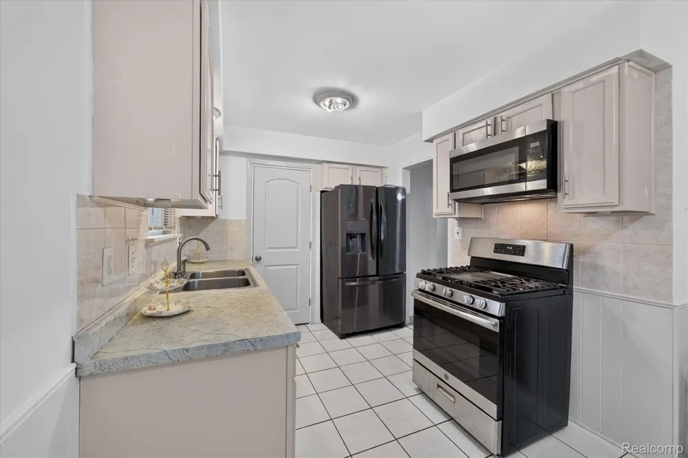 8847 Woodbine Redford Charter Township, MI 48239
