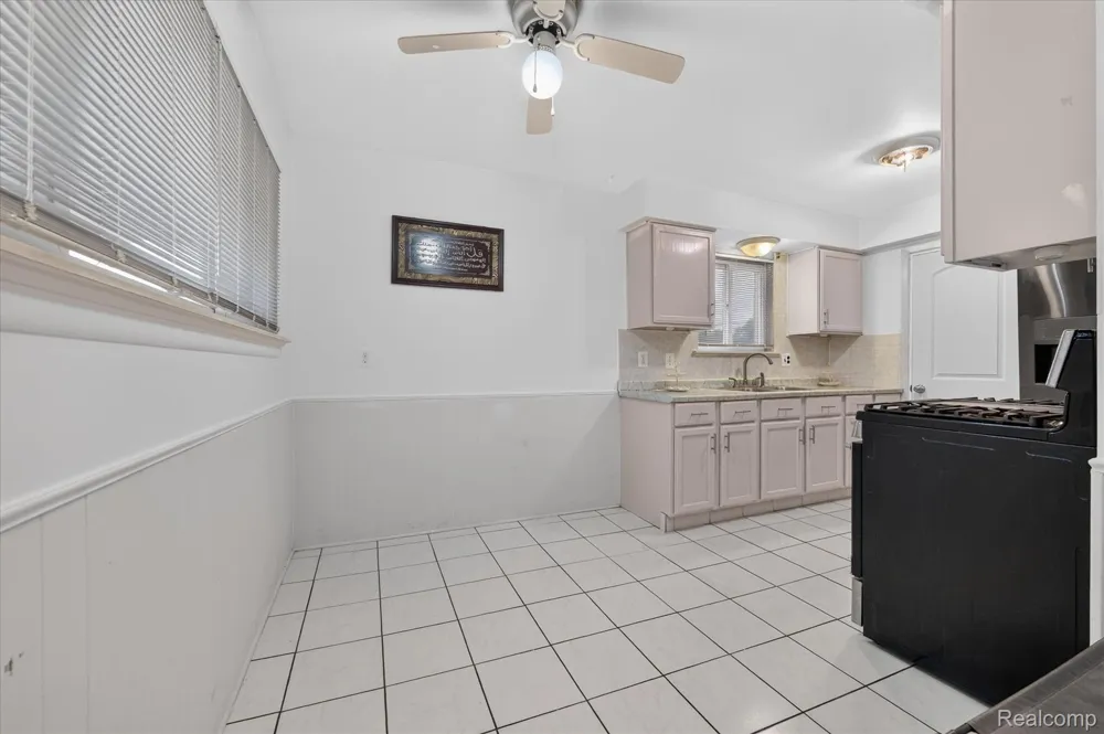8847 Woodbine Redford Charter Township, MI 48239