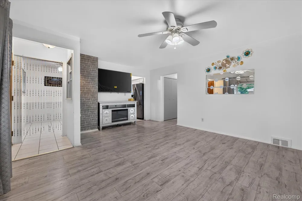 8847 Woodbine Redford Charter Township, MI 48239
