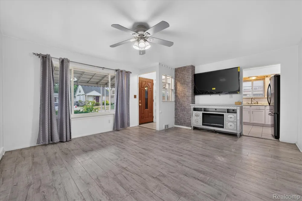 8847 Woodbine Redford Charter Township, MI 48239