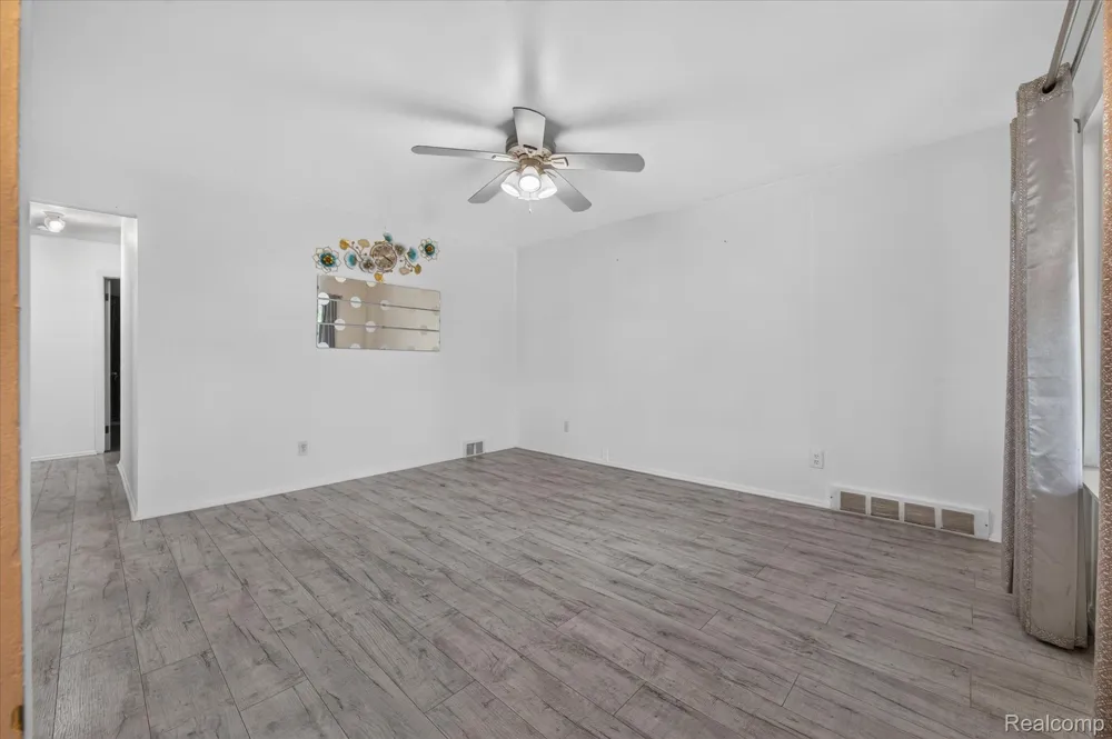 8847 Woodbine Redford Charter Township, MI 48239