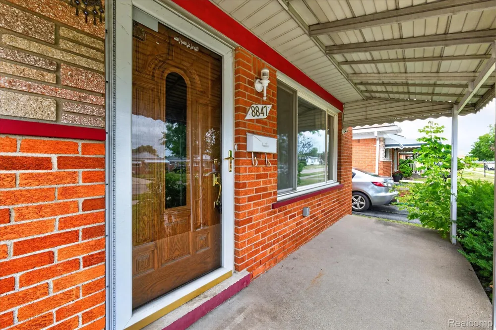 8847 Woodbine Redford Charter Township, MI 48239